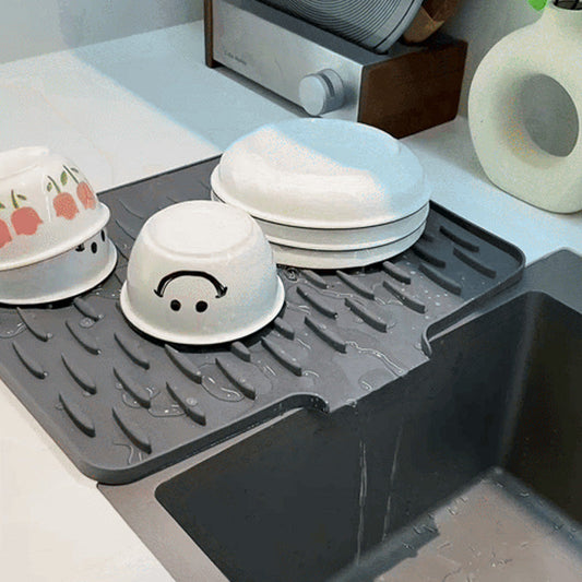 🍳 Få 50 % rabatt nu! 💥 Spillfri silikonmatta för köksbänken – värmetålig och halkfri – upphöjda kanter förhindrar spill, perfekt för att låta disk rinna av eller skydda bänkskivan – tål maskindisk 🧼