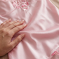 ✨Blommig spets accentuerar utsökt skönhet, 💎Satin draperingar med kunglig elegans, 🎀Damklänningar som passar perfekt ihop med genomskinlig tyll.