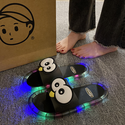 🐧 50% RABATT NU! 💡 LED Tecknad Tofflor – Livfull Ljusande Sula & Söt Pingvin Design – Flexibel PVC & Enkel Slip-On 🏠