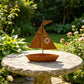⛵ Få 50% rabatt nu! 🌱 Metallkruka i form av en segelbåt – Handgjord, väderbeständig och perfekt för suckulenter, örter eller blommor – en charmig trädgårds- eller hylldekoration 🏡