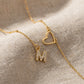 💛 50 % rabatt under en begränsad tid! ✨ Elegant damhalsband med hjärt- och bokstavshängen – personliga smycken med initialer och sofistikerad design, perfekt för vardagsbruk eller som gåva.