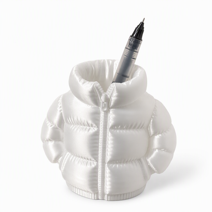 ✏️ TRÅKIGT SKRIVBORD? INTE LÄNGRE – Organisera pennor med en design som sticker ut direkt – Puffer Coat pennställ